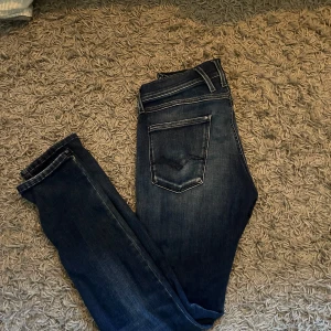 Replay Jeans - Ett par jeans från Replay. Modellen är Anbass.