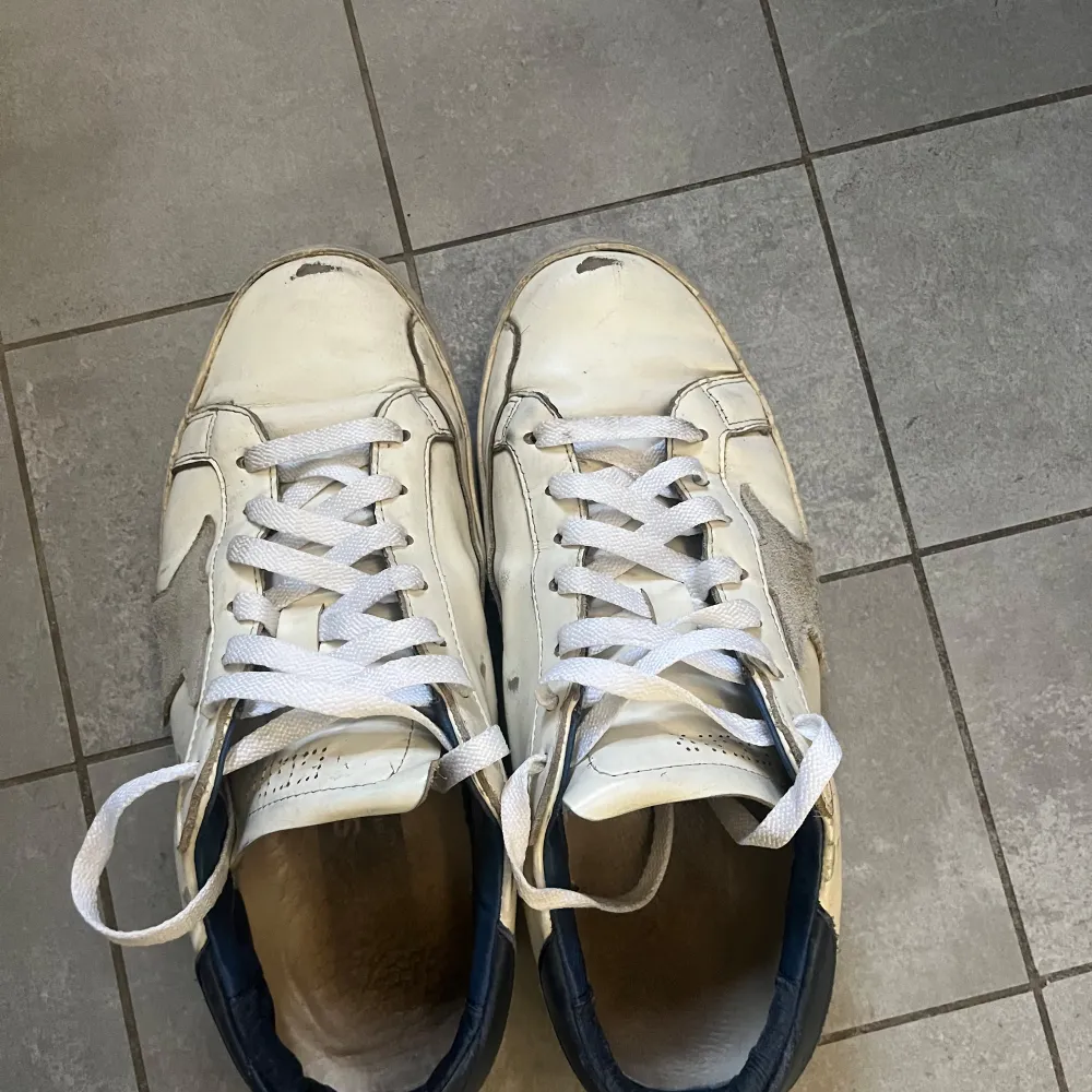 Ett par riktigt feta Golden Goose som är riktigt populära nu till hösten🍂🍁. Jag säljer dessa så billigt eftersom skon har gått sönder lite där bak (se bild nr 3). Kvitto finns🧾✅ (äkta). Skriv vid funderingar. Priset kan diskuteras🪦🏷️🙌. Kengät.