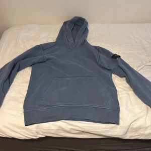 Stone Island Hoodie - Tjena! Säljer denna stone Island hoodie med en snygg detalj på ryggen!☺️ Passar perfekt för vinter och hösten.😸