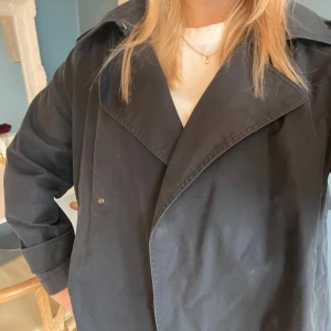 Trenchcoat Massimo Dutti  - Så fin mörk blå kort trenchcoat från Massimo Dutti🤍