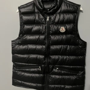 Moncler väst - Fräsch moncler väst i bra skick, storlek S. Liten i storleken mer därför jag säljer den. Använd fåtal gånger.