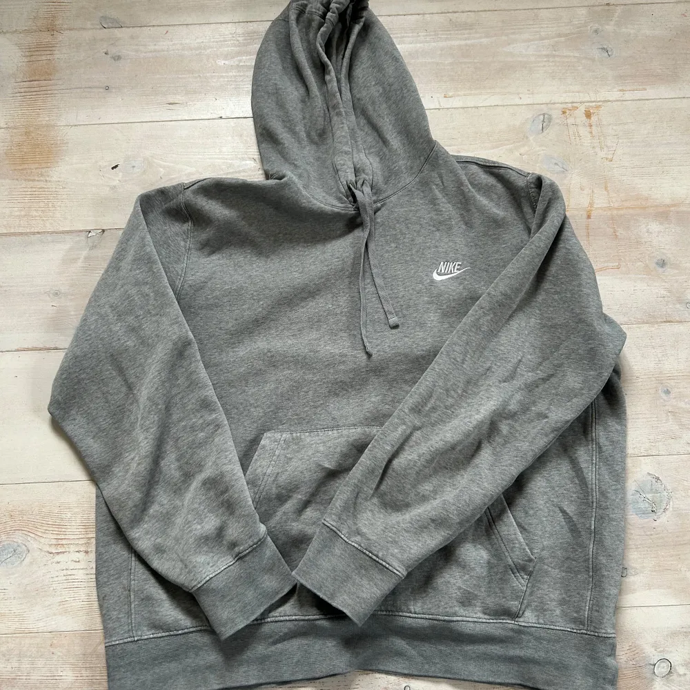 Grå Nike hoodie, bra skick. Hör av er vid frågor!😀💸. Hoodies.