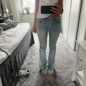 Ljusblå bootcut jeans - Snygga unika jeans som är omsydda från skinny till bootcut. De är i fint skick, men samtidigt ganska märkbart använda 
