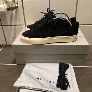 Mocka morjas skor - Säljer nu ett par riktigt schyssta mocka skor från morjas som är cond 9/10! Storlek 41 men passar även 42. Box, 2 st dustbag och extra snören medföljer. Hör av dig vid fler frågor!