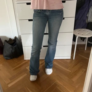 Utsvängda jeans  - Super snygga, storlek 27/34 Innerbenslängden: 85 cm  Midjemåttet: 40 cm  Jag är 174