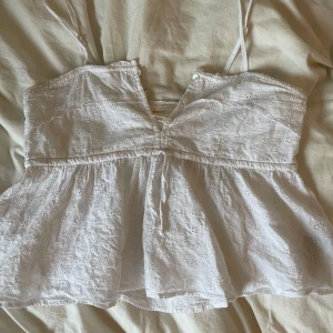 Vit blus - Supersöt topp från Gina tricot med Blom mönster, säljer då den ej kommer till användning💗