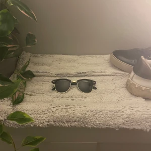 Snygga glasögon  - Snygga glasögon som liknar Ray Bans. Skriv om ni har några frågor💭 Priset är inte hugget i sten💸🤝