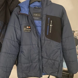 Sailracing jacka - Sailracing jacka i storlek 170 men passar som en S