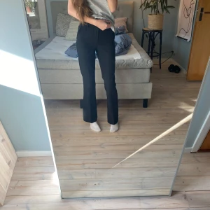 Bikbok kostymbyxor  - Ett par jätte snygga kostymbyxor som tyvärr blivit för små. Köpte de för 499kr för ungefär ett halvår sen. Jag har även sytt ner benen så att de blivit längre. Sitter vid anklarna på mig som är 181cm.Midjemått ungefär 71cm, Innerbenslängd 85cm😊💗