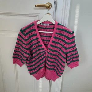 Zara tröja - (Lånad bild) Jag säljer denna stickade tröjan från zara i grön och rosa. 