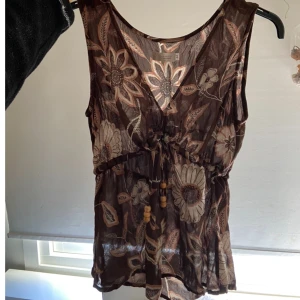 Y2k brun tröja - Tunn söt tröja köpt second hand. Tycker den är jättefin men kommer tyvärr aldrig till användning:( är i storlek L men skulle säga att den passar xs-l då man kan ljustera midjan🎀