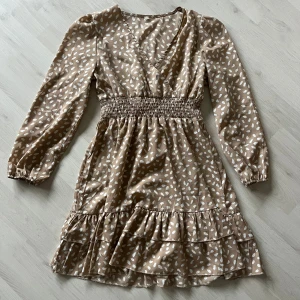 Beige prickig klänning  - Jättefin klänning i super luftigt och skönt material som jag har använt ett fåtal gånger! Säljer på grund av att jag inte får den till användning längre! Superfint skick!!🌺 Skriv för fler funderingar!! 