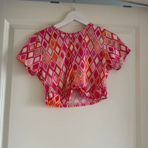 Mönstrad T-shirt  - Färgglad magtröja, riktigt skönt material