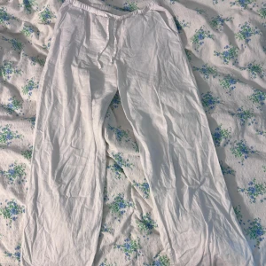 Vita linnebyxor från Gina Young  - Använd ett få antal gånger, bra skick  Strl: 158/164 Är 160cm och passar mig bra i längden 