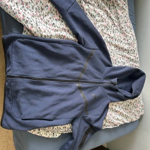 Navy Blue Nike Tech - Storlek S men passar också om du är under 180 Köpt för ett år sedan och är i helt okej skick. Dragkedjan på har gått loss som du ser på sista bilden. Annars är det inga konstigheter med den. 