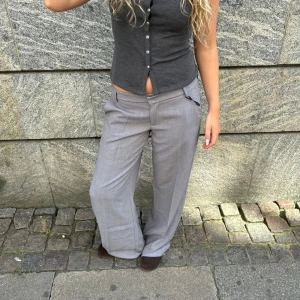 Gråa kostymbyxor  - Skitsnygga gråa kostymbyxor från DesignBySi. Säljer då de inte kommer till samma användning längre. Sömmen har spruckit lite vid fickorna där bak men det är inget man tänker på (tror också det är lätt att sy), annars som nya!💘skriv för fler bilder! 