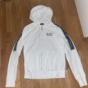 Vit hoodie från märket Emporio Armani (EA7)