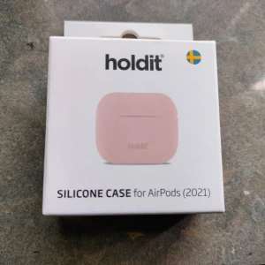 Holdit airpods 2021 skal - Ljus rosa holdit skal för airpods 2021. Helt ny, oöppnad förpackning. Nypris: 200 kr.