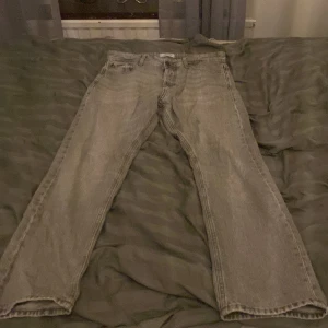Gråa jeans  - Säljer mina gråa jeans då de inte kommer till användning. Använt sparsamt i cirka ett halv år. Har fortfarande mycket kvar att ge. Kom med bud!