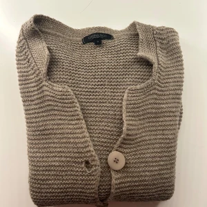 Brun Kofta - Brun kofta från CARINA RICCI i storlek S. Aldrig använd. 🤎