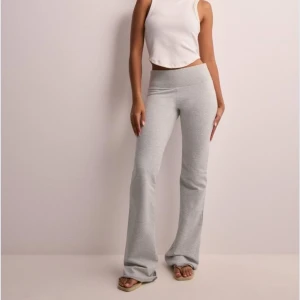 Lågmidjade mjukisbyxor  - Säljer dessa jättesnygga lågmidjade mjukisboyxorna då dom tyvärr var förstora. Använda 1 gång  