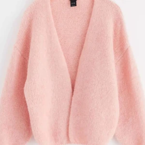 Lindex kofta - Så fin och populär kofta från Lindex som även är slutsåld. Den är i storlek xl men jag skulle säga att den passar alla storlekar (passar mig som har S)🌸🌸🌸Pris går att diskuteras!!!!!💕💕💕