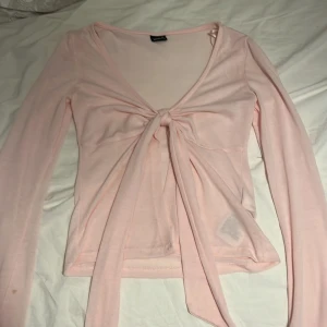 As fin topp från Gina  - Säljer denna trendiga toppen från ginatricot för jag har ingen användning av den. Använd endast en gång. Storlek zs, hör av er om ni vill se den på.