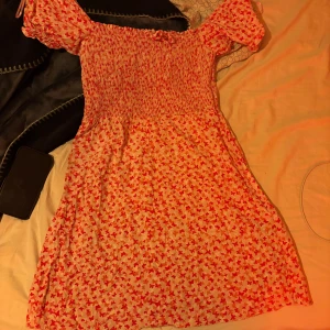 Gullig klänning  - Storlek M passar även en S, använd tre gånger.