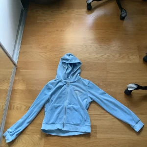 Zip hoodie, Kappahl - Velour hoodie ifrån kappahl. Har en fjäril gjord av rhinestones.