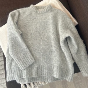 Stickad tröja EDITED  - En superfin ljusgrå stickad tröja från EDITED. I alpackaull, så superskön och varm! Nypris är 1095kr 