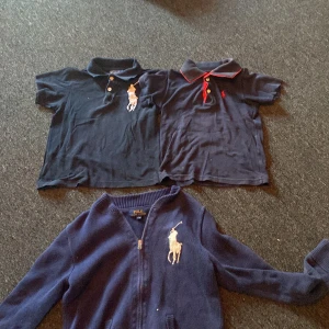 Ralph louren tröjor - Tre Ralph louren tröjor. Koftan är i bra skick storlek L 14-16 år. Pikétröjorna är använda men helt okej skick. Storlek 116. Avklippta ärmar på en av dem, se bild