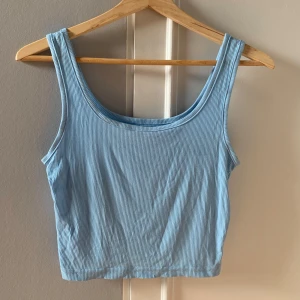 3 croptops  - 3 super gulliga croptops i pastellfärger. En lila, en blå och en grön. Superfint om man vill få in lite färg i sin outfit💕
