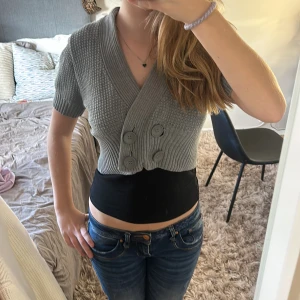 Kort kofta - Säljer en kortare kofta i grå💕 Strlk M och sitter bra, har vanligtvis S eller M💞