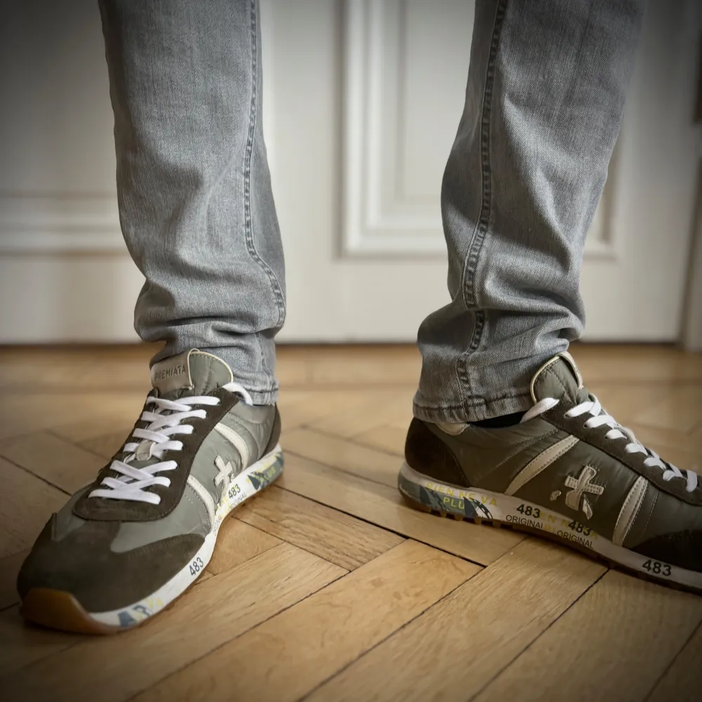 Sjukt snygga premiata sneakers i en unik olivgrön färg. Storleken är 41 men sitter mer som 42 då det är en herrmodel. |Nypris: ~3000kr | Skick:9/10 (inga defekter) | Hör gärna av er! Og box finns men tillkommer inte. Skor.