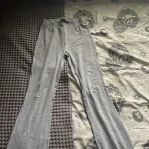 Flared byxor - Använd ett par gånger, ganska bra i längden om du är under 165. 