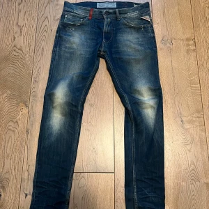 Replay jeans  - Replay jondrill jeans. Storlek W31 L32. Skick 8/10. Jeansen har fade utseende ses på bilden.