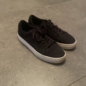 Vagabond skor - Mörkblå skor från vagabond helt okej skick, rätt använda. Strl 40 men passar mig som har 42. Nypris 1300 mitt pris 549. Skriv gärna för fler bilder eller frågor 🙌