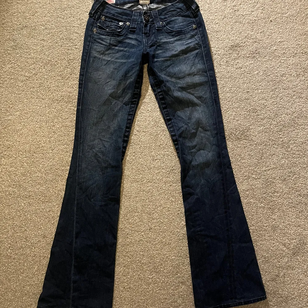 Storlek 23. Bra skick. Mått: midja 31cm, innerbenslängd 77cm. Jeans & Byxor.