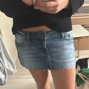 Lågmidjad mini jeanskjol  - Köpt second hand från hm. Kort och super fin i bra skick.