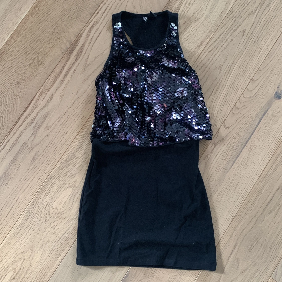 Svart paljettklänning från H&M