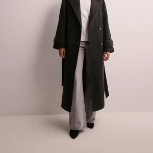 Kappa från Nelly  - Säljer denna kappan från Nelly som jag köpte förra säsongen så den är använd en vinter. Nypris är 999! Den är inte ful på något vis men fått lite noppror i materialet eftersom den är använd en vinter! Storlek s! 