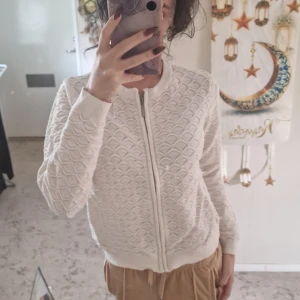 Vit quiltad jacka från Isolde - Säljer en superfin vit quiltad jacka från Isolde. Den har en snygg dragkedja framtill och långa ärmar. Perfekt för vår och höst när det är lite kyligt ute. Jackan är i nyskick och passar perfekt till både vardag och fest!