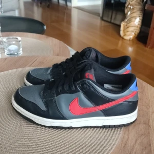 Andvänt skick - På höger häl är lite tyg nött, annars oki skick