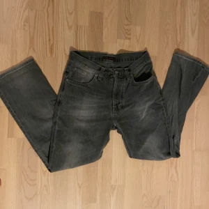 Grå Nudie Jeans W30 - Säljer nu dem här för dem inte passade. 9/10 sick och är W30 L30.