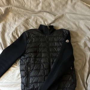 Moncler cardigan - Tja säljer nu min moncler cardigan!!