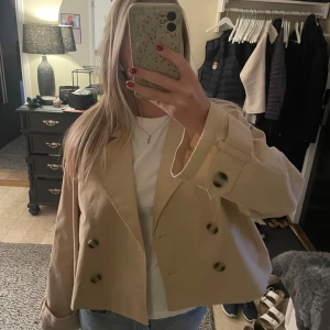 Kort trenchcoat  - Använd bara några gånger 💗från H&M