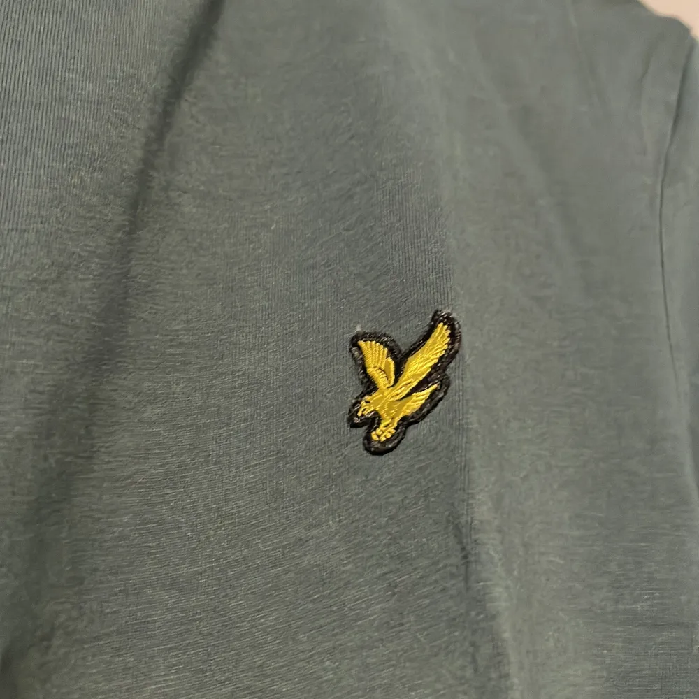 Säljer en snygg mörk grön t-shirt från Lyle & Scott i storlek M. T-shirten är gjord i mjuk bomull.  Har flera av dessa t-shirts i andra färger i min profil. Nypris: 300kr. T-shirts.