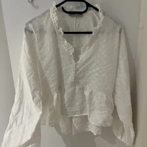 Vit blus!🤍 - Fin vit blus, vet dock inte vart den är ifrån!🤍