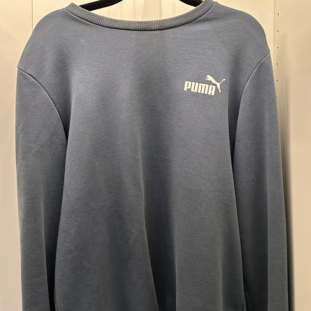 Hej, säljer nu en snygg sweatshirt ifrån Puma. Tröjan är i 9/10 skick och är i storlek S. Säljer då jag inte använder den längre. Den är endast använd ett par fåtal gånger. Priset kan diskuteras vid snabb affär!. Tröjor & Koftor.