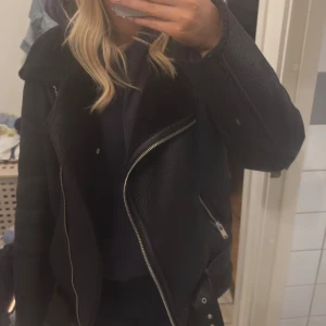 Jacka - En varm jacka, inte använd mycket ifrån zara, skriv för fler bilder